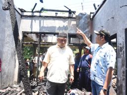 Pakai Dana BTT, Bupati Sidoarjo Janji Segera Perbaiki Rumah Warga Krian Yang Ludes Terbakar