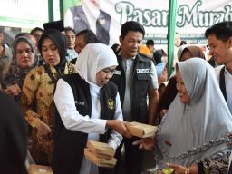 Ajak UMKM Ikut Berjualan, Bupati Sidoarjo Kembali Dampingi Gubernur Jatim Tinjau Pasar Murah di Waru