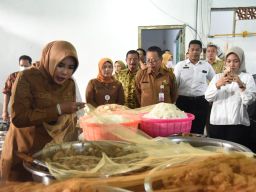 Wabup Sidoarjo Cek Dapur SPPG di Taman Pinang Indah dan Kebonagung Sukodono, Ingatkan Pengawasan Ketat Menu Makanan