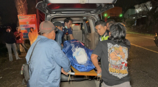 Nyalip Ugal-ugalan, Grandmax Tabrak 2 Motor di Ngawi: 1 Tewas, 2 Luka