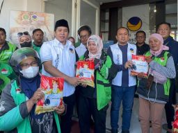 Dekat dengan Masyarakat, DPD Partai NasDem Sidoarjo Bagikan 300 Paket Beras dan Beasiswa Bagi Driver Ojol Kota Delta