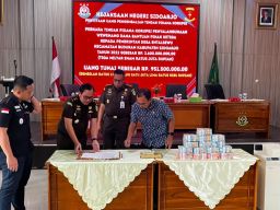 Kejari Sidoarjo Pamerkan Uang Sitaan Hampir Rp 1 Miliar dalam Kasus Dugaan Korupsi Bantuan Pihak Ketiga Rp 3,6 Miliar