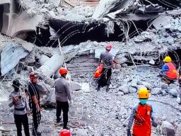 Delapan Jenazah Berhasil Dievakuasi Langsung Dibawa ke RS Bhayangkara Polda Jatim, Total Kini 13 Korban Meninggal