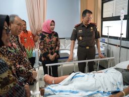 Wabup Sidoarjo dan Kajati Jatim Beri Dukungan Moril Korban Ambruknya Musala Ponpes Al Khoziny di RSUD RT Notopuro