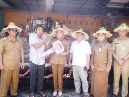 Dongkrak Efisiensi Hasil Pertanian, Wabup Sidoarjo Serahkan Bantuan Combine Harvester untuk Petani Sukodono