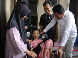 Prihatin, Bupati Sidoarjo Serahkan Bantuan Kursi Roda untuk Gadis 16 Tahun Lumpuh Sejak Kecil Asal Waru