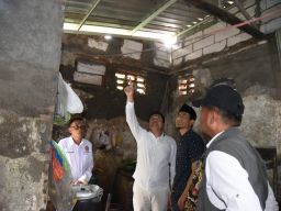 Modin Bersama Istri dan Anaknya Tinggal di Rumah Tidak Layak Huni, Bupati Sidoarjo Janji Perbaiki Secepatnya