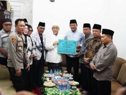 Bupati Sidoarjo Serahkan Donasi dari Para ASN Rp 1,38 Miliar ke Ponpes Al Khoziny Buduran