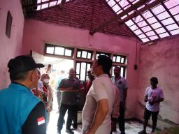 Bupati Sidoarjo Pastikan Bantuan Renovasi Tiga Rumah Warga Miskin di Tarik dan Waru Dipercepat