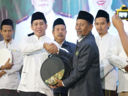 PerKuat Syiar Shalawat di Sidoarjo, Bersamaan Lailatul Ishari Zakaria Dimas Serahkan 18 Hadrah Bagi Seluruh PAC
