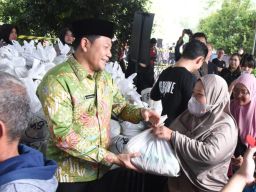 Bupati dan Forkopimda Sidoarjo Bersama Yayasan Mawar Sharon Peduli Gelar Baksos Bagikan 1.000 Paket Sembako