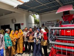 Bercita - Cita Jadikan Petani Makmur, Wabup Sidoarjo Serahkan Bantuan Alsintan untuk Gapoktan Tarik