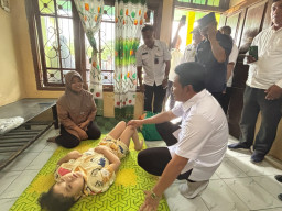 Bupati Sidoarjo Serahkan Bantuan Kursi Roda Bagi Gadis 8 Tahun Asal Watutulis Prambon Yang Lahir Down Syndrome