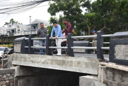 Terima Pengaduan Aspal Retak, Bupati Sidoarjo Beri Jaminan Jembatan Banjarsari Aman dan Nyaman Dilewati Kendaran