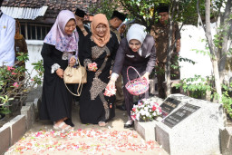 Harjasda ke 167, Mak Mimik Pimpin Forkopimda dan Para Pejabat Ziarah Makam Mantan Bupati dan Wabup Sidoarjo