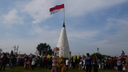 Masuk Agenda Wisata, Sedengan Mijen Krian Sedekah Tumpeng Tempe Raksasa Tarik Wisatawan Jadi Rebutan Warga