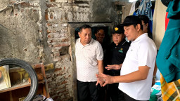 Bupati dan Baznas Sidoarjo Serahkan Bantuan Kursi Roda Sekaligus Janji Perbaiki 3 Rumah Warga Miskin di Gedangan