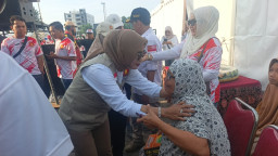 Momen Haru Saat Perayaan HUT Partai Gerindra ke 18 di Sidoarjo, Mbah Romlah Menangis di Pelukan Mimik Idayana