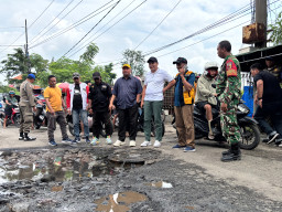 Bupati Sidoarjo Pastikan Perbaiki JL Raya Krian - Balongbendo Gunakan Overlay, Janji Lagi Sebelum Lebaran Jalan Mulus