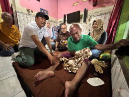 Lewat Baznas, Bupati Sidoarjo Serahkan 3 Kursi Roda di Wonoayu serta Janji Perbaiki 3 Rumah Warga Miskin di Tarik