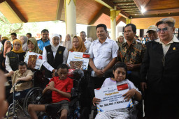 Gubernur Jatim Khofifah Salurkan Bansos Rp 3,016 Miliar Bermacam Penerima, Bupati Sidoarjo Pastikan Tepat Sasaran