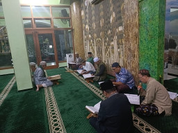 Jamaah Lansia Masjid Siti Suci Nur Rohmah Perumahan Magersari Kecanduan Tadarus Alquran di Bulan Ramadhan