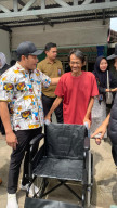 Bupati Sidoarjo Serahkan Kursi Roda Sekaligus Pastikan Jaminan Kesehatan Ganti BPJS Kesehatan Mandiri ke PBI