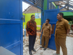 Atap Kelas SMPN 1 Gedangan Ambruk Dimakan Rayap, DPRD Sidoarjo Dorong Dikbud Evaluasi Semua Sekolah Rawan Roboh