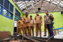 Bupati Sidoarjo Anjurkan Bangun Lagi Ruang Kelas SMPN 1 Gedangan Yang Ambruk Dimakan Rayap Gunakan Dana BTT