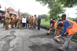 Ajak Camat Saat Perbaikan Jalan di Sukodono, Bupati Sidoarjo Bakal Pantau Perbaikan Jalan Rusak di Sidoarjo