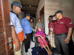 Bupati Sidoarjo Serahkan Bantuan Kursi Roda dan Renovasi RTLH Warga Miskin Krian