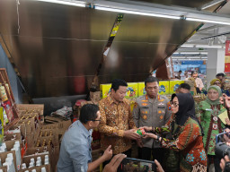 Pastikan Stok Aman dan Harga Stabil, Bupati Sidoarjo Sidak Kualitas Mamin Jelang Lebaran