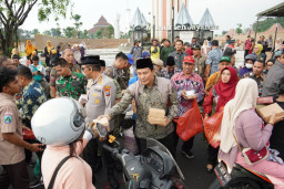 Bupati Bersama Forkopimda dan ASN Sidoarjo Bagikan 75.000 Paket Takjil di Monumen Jayandaru