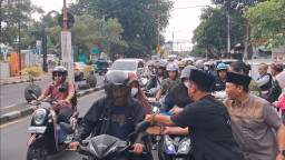 PWI Sidoarjo Tebarkan Kebaikan di Bulan Suci Ramadhan, Berbagi Ratusan Paket Takjil ke Pengguna Jalan