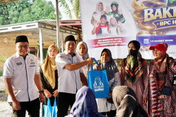 Bakti Sosial HIPMI Sidoarjo, Bagikan 100 Paket Sembako untuk Pejuang Keluarga PKL, Lansia dan Ojol Perempuan