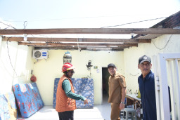 Bupati Sidoarjo Janji Perbaiki Puluhan Rumah Korban Puting Beliung di Sedati dan Waru