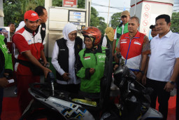 Bupati Sidoarjo Dampingi Gubernur Jatim Bagikan BBM Pertamax Gratis dan Tinjau Program Pasar Murah