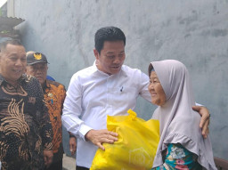 Tinjau RTLH di Kureksari Waru, Bupati Sidoarjo Pastikan Perbaikan Rumah Sekaligus Beri Bantuan Kursi Roda