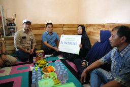 Jamin Pendidikan Anaknya, Bupati Sidoarjo Serahkan Santunan untuk Keluarga Driver Ojol Korban Kecelakaan
