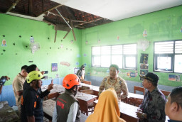 Ruang Kelas SDN 1 Sidokepung Ambruk dan Kekurangan Ruang, Bupati Sidoarjo Sarankan Pakai Dana BTT dan Bangun Lantai 2
