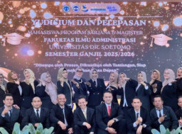 Wabup Sidoarjo Mimik Idayana Raih Gelar Sarjana Administrasi Publik Unitomo Surabaya Lewat Program RPL