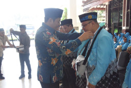 Masa Tunggu Haji di Sidoarjo 29 Tahun, Tiga Kloter 1.133 CJH Diberangkatkan Bupati Subandi dari Pendopo Delta Wibawa