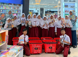 Sambut Hari Buku Nasional, SD Al Muslim Gelar Berbagai Kegiatan Literasi Mulai Pemilihan Hingga Bagikan Buku