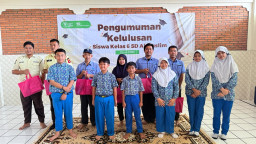 Lulus 100 Persen, Siswa Kelas VI SD Al Muslim Rayakan dengan Berbagi Sembako untuk Satpam dan Cleaning Service