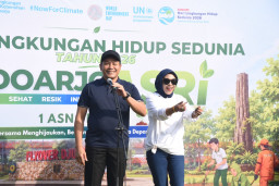 Bupati dan Wabup Sidoarjo Kompak Tanam Pohon Pucuk Merah di Taman Flyover Juanda