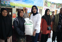 Ringankan Beban Warga, Wabup Mimik Idayana Salurkan Bantuan Beras dan Minyak Goreng Bagi Ratusan KPM di Candi