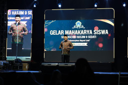 Hadiri Mahakarya SMP Wachid Hasyim 9 Sedati, Bupati Subandi Bongkar Tantangan Mendidik Anak di Era Digital