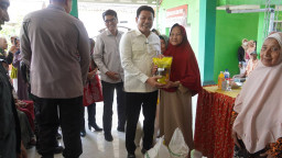 Isi Libur 1 Muharram 1448 Hijriah, Bupati Sidoarjo Salurkan Bantuan Pangan untuk 934 Warga Sukodono
