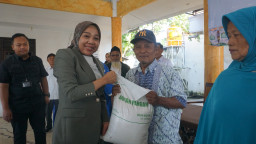 Redam Lonjakan Harga Pokok, Ribuan Warga 3 Desa di Gedangan Terima Bantuan Beras dan Minyak Goreng