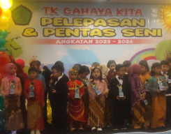 Diiringi Hadiah Bunga untuk Bunda, Pelepasan TK Cahaya Kita Magersari Sidoarjo Penuh Berkah dan Makna